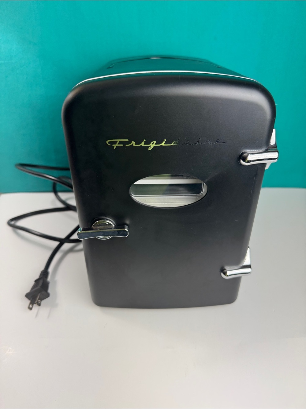 Frigidaire Retro Mini Fridge Black 4L 6 Can Skincare Cooler